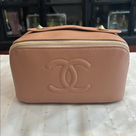 🌸 TRAVEL CASE 🌸 - Picture 1 of 4